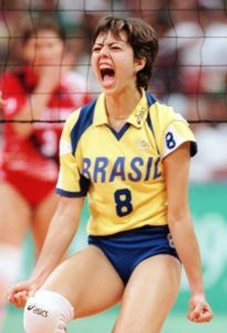 Leila vibra em quadra com a camisa 8 da seleção