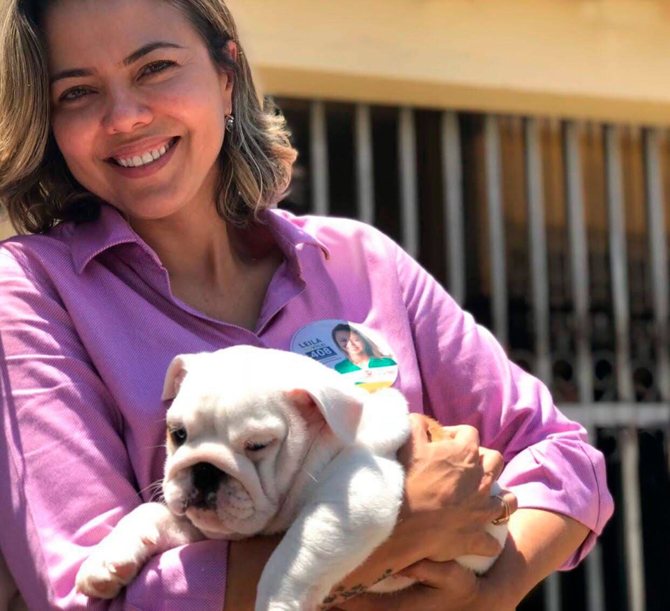 Leila segura filhote de cachorro