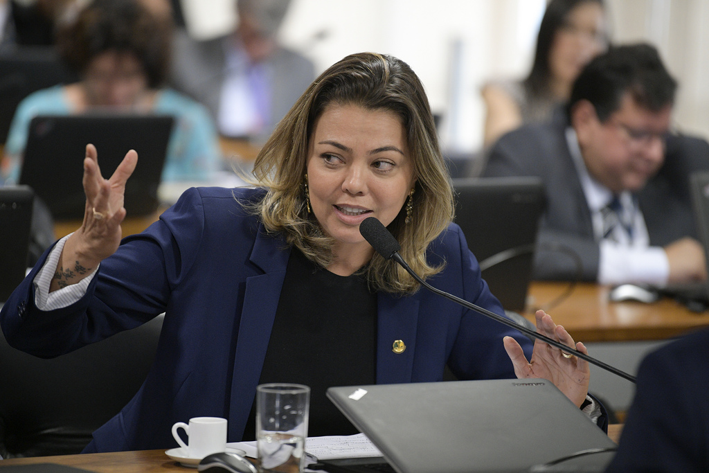 senadora Leila do Vôlei em comissão no Senado
