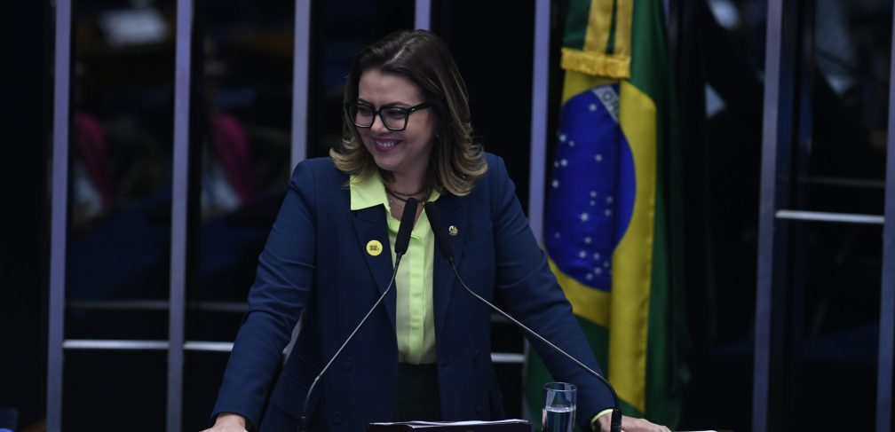 Plenário do Senado Federal durante sessão solene de premiações e condecorações, destinada à entrega do Diploma Bertha Lutz 2023.O nome do prêmio homenageia a bióloga Bertha Lutz (1894-1976), uma das figuras centrais do movimento sufragista brasileiro, e dedica reconhecimento à pessoas que tenham contribuído para a defesa dos direitos da mulher e para as questões do gênero no Brasil.Em discurso, à tribuna, procuradora especial da Mulher do Senado Federal, senadora Leila Barros (PDT-DF).Foto: Edilson Rodrigues/Agência Senado