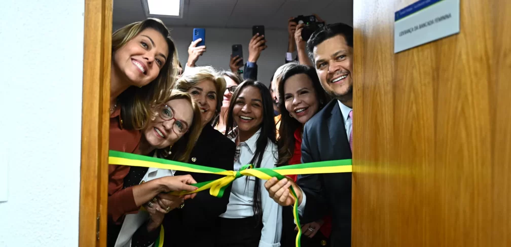 Inauguração do Gabinete da Liderança da Bancada Feminina do Senado Federal.Espaço físico para a instalação do gabinete da liderança era uma das prioridades de 2025 do grupo, atualmente com 16 senadoras. Em 2024, além do empenho pela aprovação de uma extensa pauta de interesse das mulheres, a bancada, atualmente presidida pela senadora Leila Barros (PDT-DF), organizou audiências públicas e participou do P20.(E/D):
líder da Bancada Feminina no Senado, senadora Leila Barros (PDT-DF);
procuradora Especial da Mulher no Senado, senadora Zenaide Maia (PSD-RN);
senadora Damares Alves (Republicanos-DF);
senadora Dra. Eudócia (PL-AL);
senadora Eliziane Gama (PSD-MA);
senadora Margareth Buzetti (PSD-MT);
senadora Professora Dorinha Seabra (União-TO);
presidente do Senado Federal, senador Davi Alcolumbre (União-AP).Foto: Andressa Anholete/Agência Senado