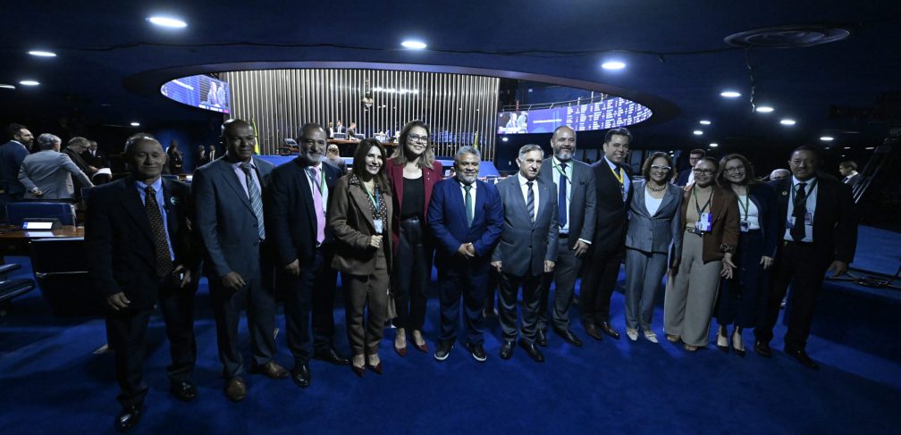 Plenário do Senado Federal durante sessão deliberativa ordinária. Ordem do dia.Na pauta, apreciação da Medida Provisória nº 1.326, de 2025, que dispõe sobre o reajuste da remuneração das forças de segurança pública do Distrito Federal, da remuneração da Polícia Militar e do Corpo de Bombeiros Militar dos ex-Territórios Federais e do antigo Distrito Federal e do valor do auxílio-moradia dos militares que especifica e sobre a extinção de cargos efetivos vagos.O Senado aprova a MP 1.326/2025, medida provisória que reajustou a remuneração da Polícia Civil, da Polícia Militar e do Corpo de Bombeiros Militar do Distrito Federal e de agentes de segurança dos ex-territórios.Representantes das forças de segurança do DF posam para foto com parlamentares.Participam:
senadora Leila Barros (PDT-DF);
senador Izalci Lucas (PL-DF);
senadora Damares Alves (Republicanos-DF).Foto: Carlos Moura/Agência Senado