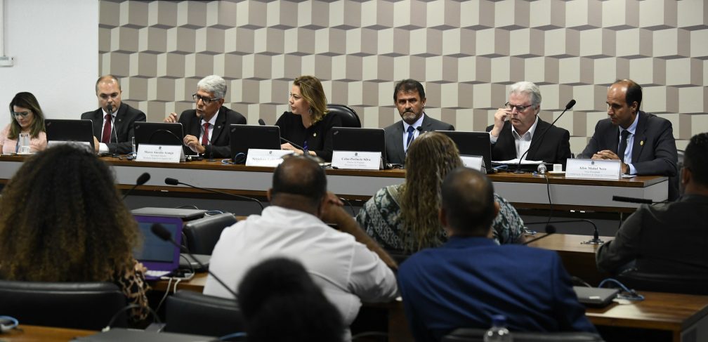 Subcomissão Permanente sobre Esporte, Educação Física e Formação de Categorias de Base no Esporte (CEEEFCB) realiza 3ª audiência pública interativa para tratar sobre o Plano Nacional de Esporte, com a participação, entre outros, do secretário especial do Esporte, e do diretor-geral do Comitê Olímpico Brasileiro.\r\rMesa:\rdiretor-geral do Comitê Olímpico do Brasil (COB), Rogerio Sampaio Cardoso;\rsecretário especial adjunto do Esporte do Ministério da Cidadania, Marco Aurelio Souto de Araujo;\rpresidente  da CEEEFCB, senadora Leila Barros (PSB-DF);\rdiretor de projetos da Secretaria Especial do Esporte do Ministério da Cidadania, Celso Perlucio da Silva;\rsuperintendente executivo do Comitê Brasileiro de Clubes (CBC), Edson Garcia;\rvice-presidente da Confederação Brasileira de Desporto Universitário, Alim Maluf Neto.\r\rFoto: Jefferson Rudy/Agência Senado