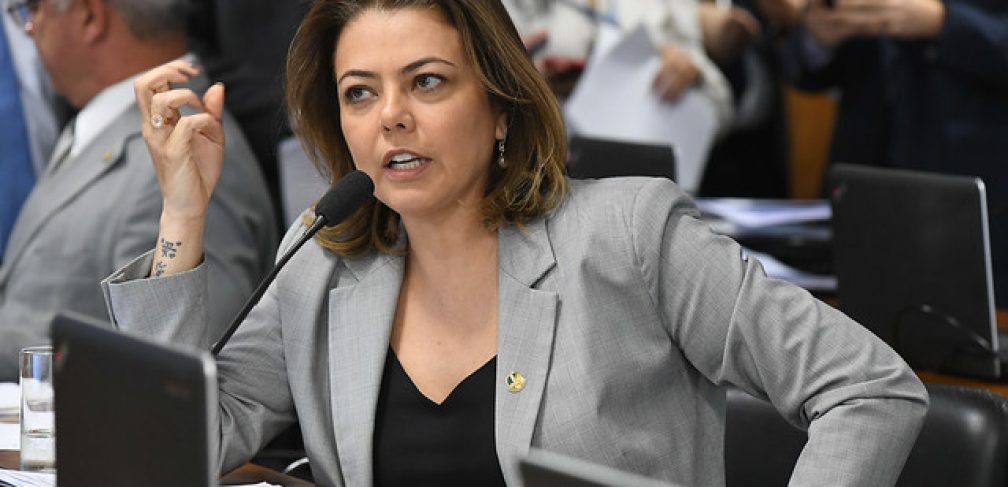Comissão de Assuntos Econômicos (CAE) realiza reunião deliberativa com 21 itens. Na pauta, o PLC 113/2015-Complementar, que cria a Sociedade de Garantia Solidária. rrEm pronunciamento, senadora Leila Barros (PSB-DF).rrFoto: Jane de Araújo/Agência Senado