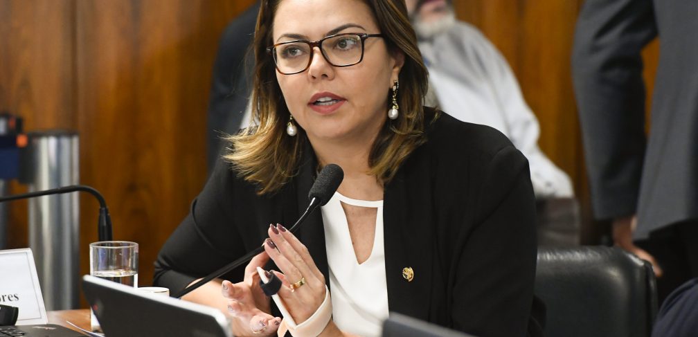 Comissão de Educação, Cultura e Esporte (CE) realiza reunião deliberativa com 19 itens. Na pauta, o PL 861/2019, que isenta estudantes de pagarem por passaporte.rrEm pronunciamento, à bancada, senadora Leila Barros (PSB-DF).rrFoto: Marcos Oliveira/Agência Senado