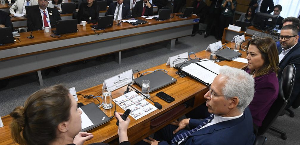 Comissão de Educação, Cultura e Esporte (CE) realiza audiência pública interativa com o objetivo de aprofundar a discussão sobre o Projeto de Lei do Senado n° 383, de 2017, que dispõe sobre a regulamentação da prática esportiva eletrônica. rrMesa: rdiretor-executivo (CEO) da INTZ, Lucas Almeida; rdiretor-executivo (CMO) da BBL e-SPORTS, Leo De Biase; rpresidente eventual da CE, senadora Leila Barros (PSB-DF); rrepresentante da Entertainment Software Association (ESA), Mario Marconini; rdiretora-executiva (CEO) da Black Dragons, Nicolle "Cherrygumms" Merhy; rdiretor-executivo (CEO) da Team oNe eSports, Alexandre Jorge Peres.rrFoto: Marcos Oliveira/Agência Senado