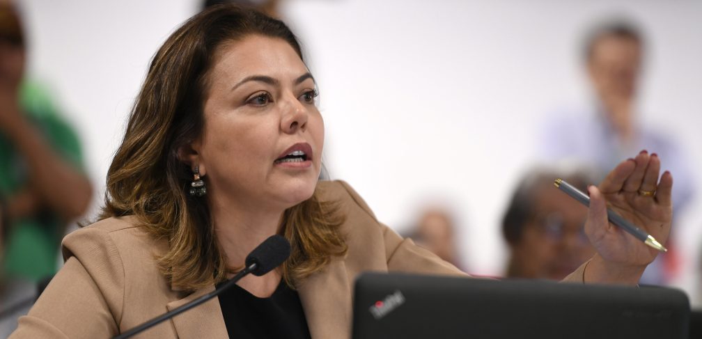 Comissão de Educação, Cultura e Esporte (CE) realiza realiza reunião com 13 itens. Entre eles, o PL 5.695/2019, que transfere a cota da União do salário-educação para estados e municípios.rrEm pronunciamento, à bancada, senadora Leila Barros (PSB-DF).rrFoto: Edilson Rodrigues/Agência Senado