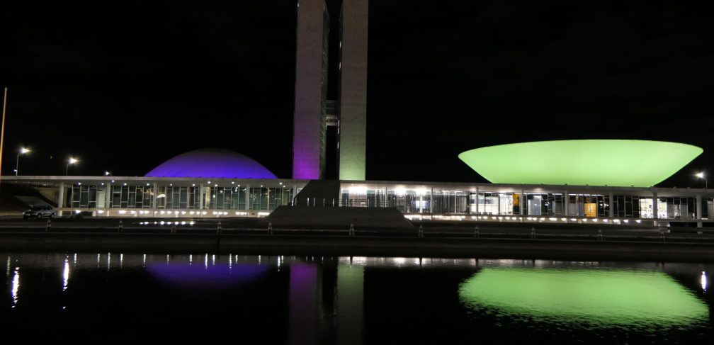 A torre e a cúpula do Senado Federal recebem iluminação roxa (lilás), nesta sexta-feira (7), em alusão ao Mês de Conscientização pelo Fim da Violência contra Mulher e ao aniversário de 14 anos da Lei Maria da Penha. A iniciativa partiu da senadora Leila Barros (PSB-DF), que explicou ser essa uma campanha nacional (Agosto Lilás), e a iluminação, um pedido recorrente no Parlamento brasileiro pelo fim da violência doméstica.Foto: Roque Sá/Agência Senado