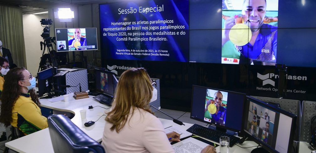 Sessão especial remota, realizada a partir da sala de controle da Secretaria de Tecnologia da Informação (Prodasen), destinada a homenagear os atletas paralímpicos representantes do Brasil nos jogos paralímpicos de Tóquio 2020, na pessoa dos medalhistas e do Comitê Paralímpico Brasileiro.Medalhista de ouro no atletismo, Claudiney Batista dos Santos em pronunciamento via videoconferência.Requerente desta sessão de homenagem, senadora Leila Barros (Cidadania-DF), conduz sessão.Participam presencialmente:
atleta paralímpica do Brasil, na modalidade handbike (impulsionada pelas mãos), Jady Malavazzi;
atleta paralimpico do Brasil, na modalidade hipismo, Sérgio Oliva.Foto: Pedro França/Agência Senado