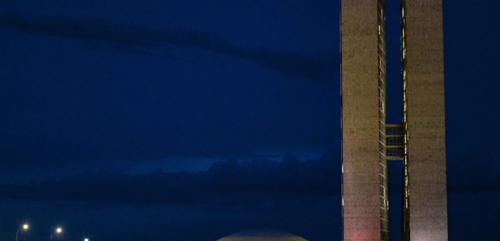 O Congresso Nacional recebe iluminação especial, nesta segunda-feira (25), pelo Dia Internacional da Mielomeningocele. A cúpula do Senado Federal receberá a luz amarela, enquanto o Anexo I será iluminado de vermelho.De acordo com o Ministério da Saúde, a doença é uma malformação do sistema nervoso central — mais conhecida como "espinha bífida" —, caracterizada por uma abertura na coluna vertebral da criança, o que pode levar à paralisia dos membros inferiores, diferentes graus de restrição no desenvolvimento intelectual, disfunções intestinais, gênito-urinárias e ortopédicas.A Associação de Amigos, Pais e Portadores de Mielomeningocele (AAPPM) divulga que a maior incidência de nascimentos de crianças com a enfermidade costuma estar associada à falta de acompanhamento pré-natal das crianças. A suplementação com ácido fólico antes e durante a gestação, associada a uma dieta regular com alimentos ricos em vitamina B9, segundo a entidade, minimizam os riscos de possíveis nascimentos com a malformação.Foto: Leopoldo Silva/Agência Senado