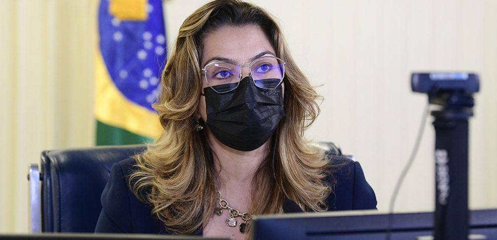 Sessão de debates temáticos remota, realizada a partir da sala de controle da Secretaria de Tecnologia da Informação (Prodasen), para debater o tema “Busca ativa: toda criança na escola”. O objetivo da sessão é debater estratégias e garantir o retorno e a permanência de crianças, adolescentes e jovens nas escolas públicas brasileiras.Senadora Leila Barros (Cidadania-DF) conduz sessão.Foto: Pedro França/Agência Senado