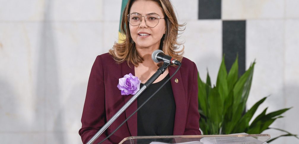 Lançamento da Campanha Agosto Lilás - representantes da Procuradoria da Mulher no Senado Federal e na Câmara dos Deputados lançam, em comemoração aos 16 anos da Lei Maria da Penha, a campanha Agosto Lilás, com o tema “Um instrumento de luta por uma vida livre de violência”.Durante todo o mês haverá atividades de conscientização pelo fim da violência contra a mulher e os prédios da Câmara e do Senado serão iluminados de lilás, em homenagem ao aniversário da Lei.A Lei Maria da Penha (Lei 11.340, de 07 de agosto de 2006) tem em seu nome a homenagem à Maria da Penha Maia Fernandes, sobrevivente de duas tentativas de feminicídio que a levaram a ficar paraplégica e a precisar lutar 19 anos na Justiça pela condenação de seu ex-marido e agressor.Ao lado da Lei Áurea, a Lei Maria da Penha é uma das únicas leis brasileiras cujo aniversário é lembrado e comemorado. Sua importância também é reconhecida internacionalmente como um marco para a elaboração de políticas públicas de enfrentamento da violência doméstica.Em discurso, à tribuna, procuradora Especial da Mulher no Senado, senadora Leila Barros (PDT-DF).Foto: Roque de Sá/Agência Senado