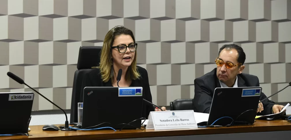 Comissão de Meio Ambiente (CMA) realiza reunião com 3 itens. Na pauta, o PL 412/2022, que regulamenta o Mercado Brasileiro de Redução de Emissões (MBRE).Mesa:
presidente da CMA, senadora Leila Barros (PDT-DF).
senador Jorge Kajuru (PSB-GO).Foto: Roque de Sá/Agência Senado