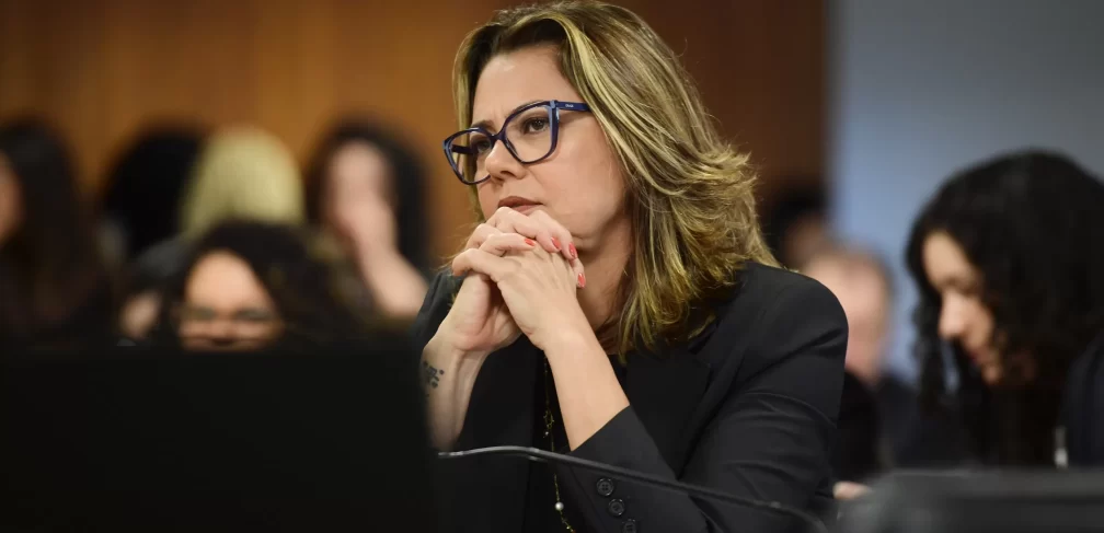 Comissão de Constituição, Justiça e Cidadania (CCJ) promove audiência pública interativa destinada a instruir o Projeto de Lei Complementar n° 112, de 2021, que "dispõe sobre as normas eleitorais e as normas processuais eleitorais brasileiras". Conforme entendimento entre os senadores, serão abordados os seguintes temas na presente audiência pública:Tema 1: Participação feminina nas eleições;
Tema 2: Distribuição das vagas no sistema proporcional.Em destque, à bancada, senadora Leila Barros (PDT-DF).Foto: Saulo Cruz/Agência Senado