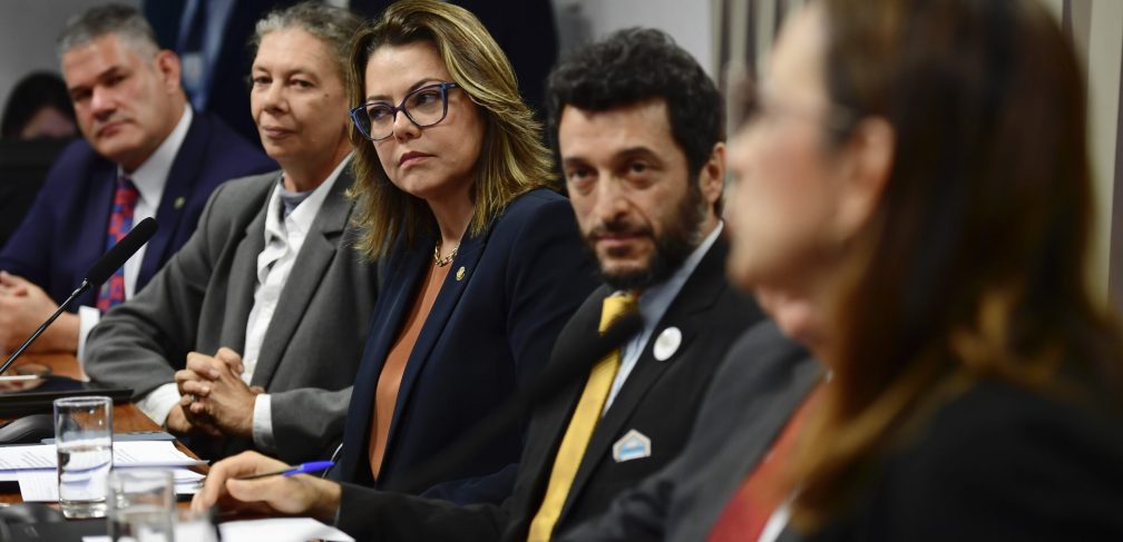 Comissão de Esporte (CEsp) realiza audiência pública interativa para debater a operacionalização da Lei de Incentivo ao Esporte (Lei nº 11.438, de 2006), sua efetividade na promoção do esporte brasileiro e as perspectivas para o aprimoramento e ampliação de seus instrumentos.Mesa:
presidente do Conselho de Administração da Confederação Brasileira de Atletismo (CBAt), Wlamir Leandro Motta Campos;
presidente executiva do Atletas pelo Brasil, Ana Beatriz Moser;
presidente da CEsp, senadora Leila Barros (PDT-DF);
diretor executivo da Rede Esporte pela Mudança Social (Rems), William Fernando de Oliveira;
diretor-secretário e CEO da Confederação Brasileira de Vela, Marco Aurélio de Sá Ribeiro;
diretora de Programas e Políticas de Incentivo ao Esporte (DPPIE) do Ministério do Esporte, Carolinne Gomes Neves de Carvalho.Foto: Saulo Cruz/Agência Senado