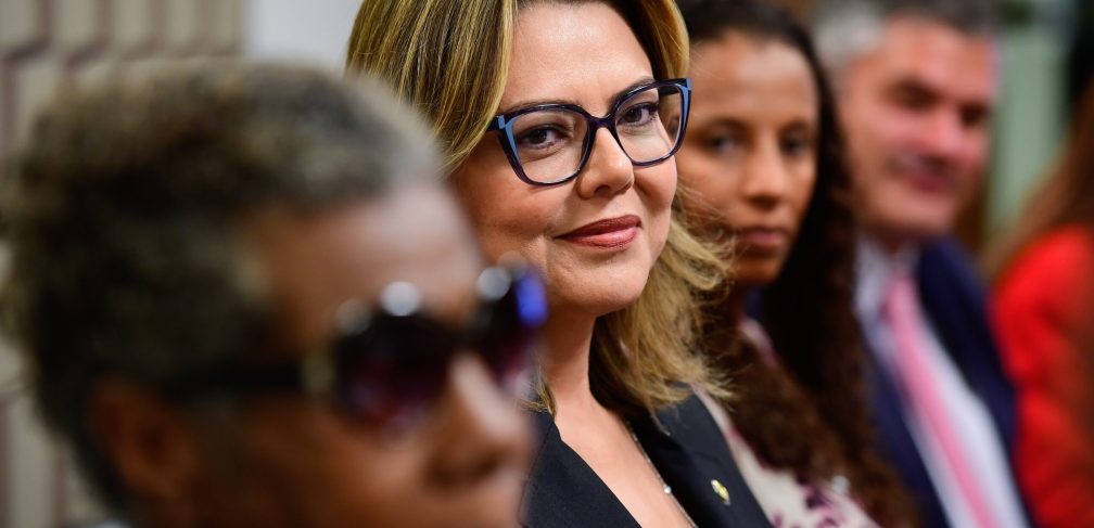 Comissão de Esporte (CEsp) promove audiência pública para homenagear a ex-atleta Aída dos Santos Menezes, em reconhecimento à sua notável trajetória no esporte brasileiro e à sua inestimável contribuição para a valorização da mulher, especialmente da mulher negra, no cenário esportivo nacional.Aída é considerada uma das pioneiras do atletismo brasileiro e referência na valorização da mulher, especialmente da mulher negra, no esporte nacional. Nos Jogos Olímpicos de Tóquio de 1964, ela alcançou o quarto lugar no salto em altura, melhor colocação feminina até então em uma Olimpíada, marca que permaneceu como recorde por 32 anos. À época, foi a única mulher da delegação brasileira e competiu sem técnico, uniforme adequado ou apoio institucional. Também conquistou medalhas em jogos pan-americanos e seguiu carreira como professora universitária, inspirando novas gerações de atletas.Mesa:
ex-atleta olímpica, Aida dos Santos Menezes;
presidente da CEsp, senadora Leila Barros (PDT-DF);
homenageada Aída dos Santos Menezes;
filha da homenageada, Valeska dos Santos Menezes;
presidente da Confederação Brasileira de Atletismo (Confed), Wlamir Motta Campos;
representante dos atletas de alto rendimento na Comissão Mulher no Esporte do Comitê Olímpico do Brasil (COB), secretária nacional de Excelência Esportiva, Iziane Castro Marques.Foto: Saulo Cruz/Agência Senado