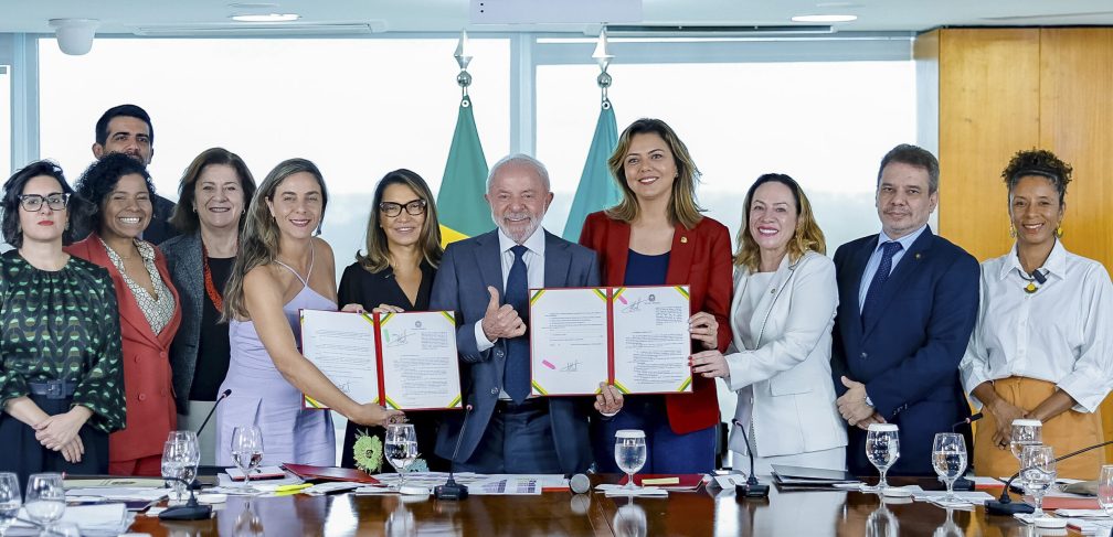 09.04.2026 – Presidente da República, Luiz Inácio Lula da Silva, durante sanção do PL 2942/2024, sobre monitoração eletrônica de agressores em casos de violência doméstica; do PL 3880/2024, sobre o crime de vicaricídio; e do PL 1020/2023, que institui o Dia Nacional de Proteção e Combate à Violência contra as Mulheres Indígenas, no Palácio do Planalto. Brasília - DF.Foto: Ricardo Stuckert / PR