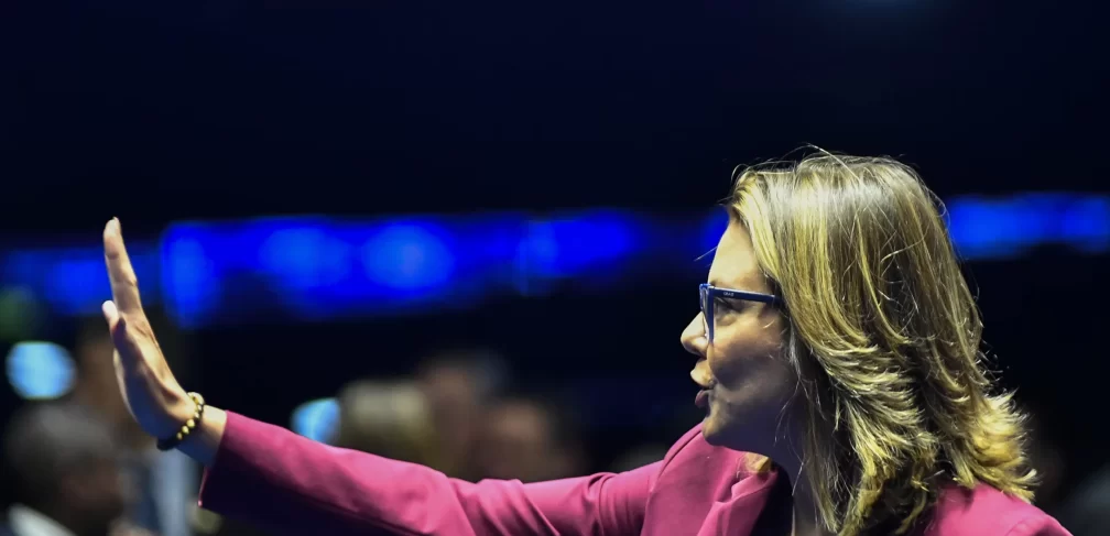 Plenário do Senado Federal durante primeira reunião preparatória destinada à eleição do presidente do Senado Federal.A eleição é realizada de forma presencial, por escrutínio secreto, de acordo com o Regimento Interno da Casa, que prevê a votação por meio de cédulas em papel inseridas em envelope. Será eleito o candidato que receber a maioria absoluta dos votos, ou seja, 41 votos.Em pronunciamento, à bancada, senadora Leila Barros (PDT-DF).Foto: Geraldo Magela/Agência Senado