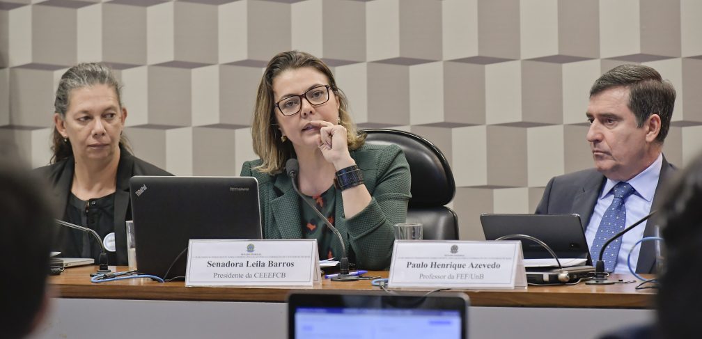 Subcomissão Permanente sobre Esporte, Educação Física e Formação de Categorias de Base no Esporte (CEEEFCB) realiza 1ª audiência pública interativa para debater o Plano Nacional de Esporte.Mesa:
diretora da Organização Atletas pelo Brasil, Ana Beatriz Moser;
presidente da CEEEFCB, senadora Leila Barros (PSB-DF);
coordenador do Laboratório de Pesquisa sobre Gestão do Esporte, Paulo Henrique Azevedo.Foto: Waldemir Barreto/Agência Senado