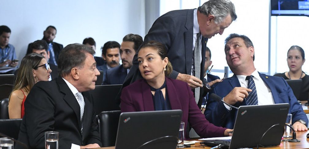 Comissão de Meio Ambiente (CMA) realiza reunião com 12 itens. Entre eles, o PLS 93/2018, que determina sistema de logística reversa para fabricantes, importadores, distribuidores e comerciantes de produtos industrializados.rrBancada:rsenador Alvaro Dias (Podemos-PR); rsenadora Leila Barros (PSB-DF); rsenador Luis Carlos Heinze (PP-RS); rsenador Lucas Barreto (PSD-AP).rrFoto: Jane de Araújo/Agência Senado