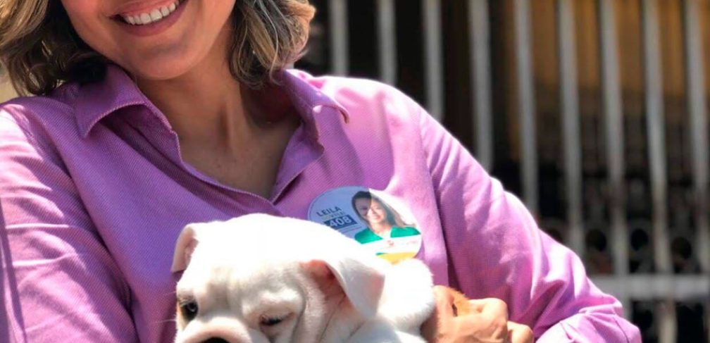 Leila segura filhote de cachorro