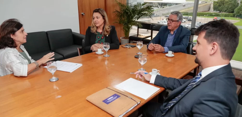 Leila negocia vacina da dengue para o DF